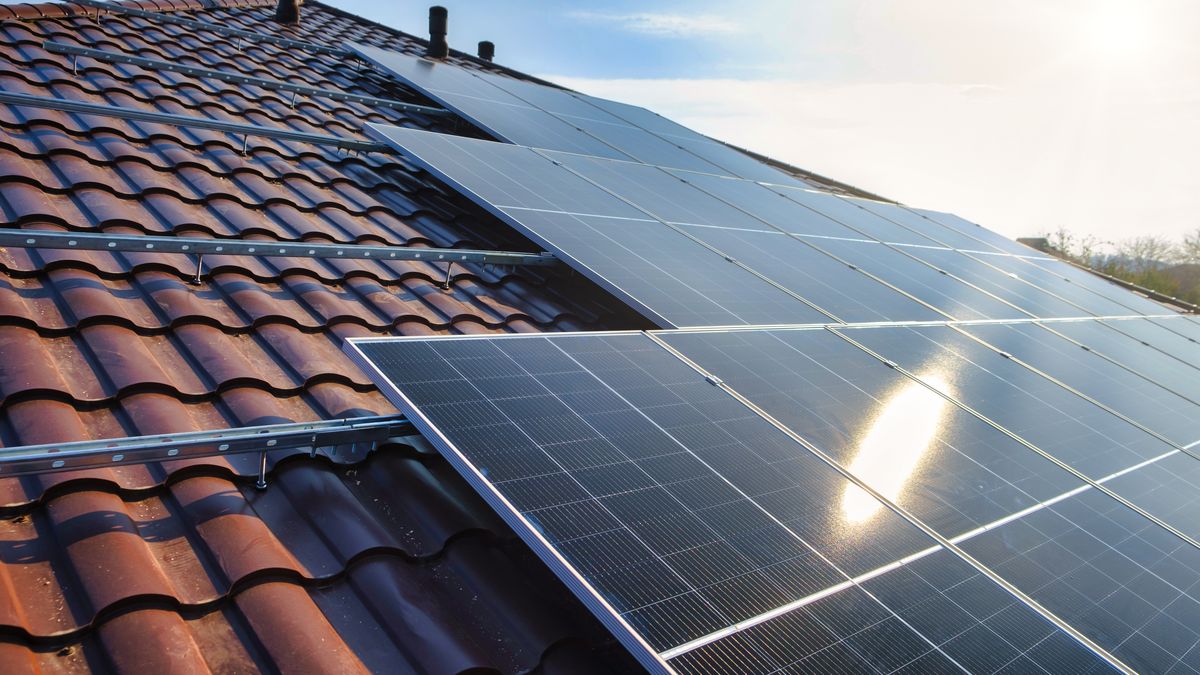 Příbram by mohla na střechy škol a školek umístit fotovoltaické panely